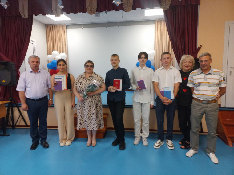 Вручение аттестатов выпускникам.